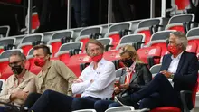 Sir Jim Ratcliffe (tengah) sendiri merupakan miliarder Inggris yang lahir di Failsworth, Manchester. Ia mengungkapkan bahwa sejak kecil dirinya memang merupakan penggemear MU. (AFP/Valery Hache)