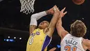 Pemain Los Angeles Lakers, Kyle Kuzma (tengah) gagal mencetak poin setelah diadang pemain New York Knicks, Ron Baker (31) pada lanjutan NBA basketball game di Madison Square Garden, New York, (12/12/2017). knicks menang 113-109. (AP/Andres Kudacki)
