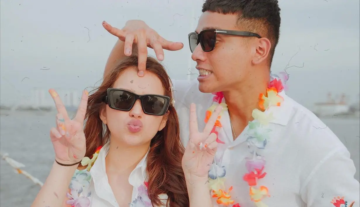 Bak couple goals, kali ini keduanya kompak kenakan outfit serba putih dan kacamata hitam. @rklopperr/@fadlyfsl_.