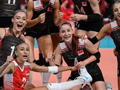 Selebrasi pemain voli wanita Turki setelah mengalahkan Rusia dalam babak penyisihan grup B Olimpiade Tokyo 2020 di Ariake Arena, Tokyo (2/8/2021). (AFP/Yuri Cortez)