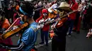 Sejumlah bocah berpartisipasi dalam parade anak-anak "Carnavalito" selama Karnaval Hitam dan Putih di Pasto, Kolombia, Rabu (2/1). Karnaval ini merayakan hari dimana budak Afrika mendapatkan hari libur untuk menyalurkan kegembiraannya. (Juan BARRETO/AFP)