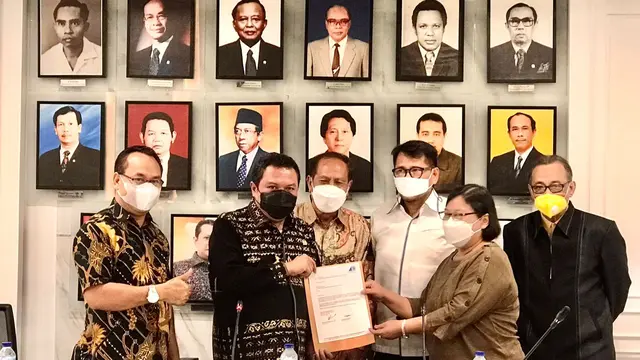 GM KCI ibu Tiena Sopacua menyerahkan Lisensi Penggunaan Lagu/Musik dalam acara Perayaan Natal Nasional Golkar untuk siaran TV dan Chanel Live Streaming, yang diterima oleh Ketua Penyelenggara Lamhot Sinaga, di Gedung Nusantara DPRRI.