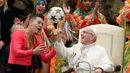 Ekspresi Paus Fransiskus saat memutar bola di jari ketika kelompok sirkus Kuba tampil dalam audiensi umum mingguan di Vatikan, Rabu (2/1). Paus menyebut kelompok sirkus tersebut membawa keindahan dunia. (AP Photo/Andrew Medichini)