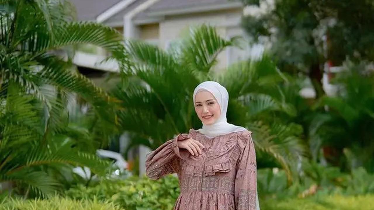 6 Pilihan Gamis Terbaru untuk Wanita Usia 30-an, Look Fresh dan Elegan Tanpa Kesan Tua