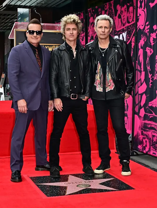Nama grup band rock Green Day resmi tertulis di Hollywood Walk of Fame pada 1 Mei 2025. (Frederic J. Brown/AFP)