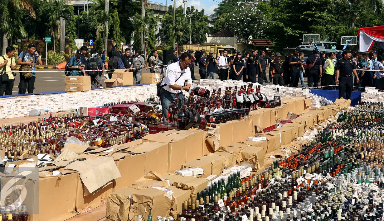 Petugas menyiapkan sejumlah miras yang akan dimusnahkan di Kantor Bea cukai, Jakarta, Jumat (23/12). Bea Cukai bersama Polri dan BNN memusnahkan miras dan rokok ilegal hasil penindakan yang terdiri dari 28.787 botol miras. (Liputan6.com/Johan Tallo)