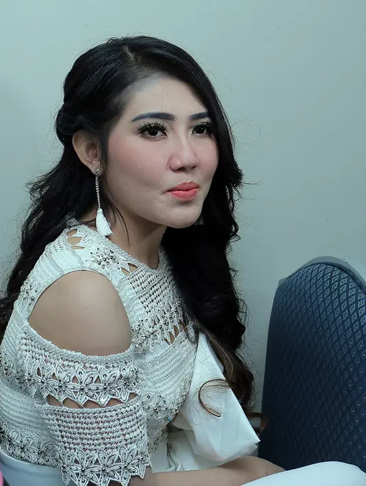 Sudah menjadi sosok idola, ternyata di masa lalu Via Vallen juga memiliki idola di masa lalu. Saat duduk di bangku sekolah, ia pun mengoleksi berbagai jenis barang yang berkaitan dengan idolanya tersebut. (Deki Prayoga/Bintang.com)