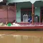 Hujan deras menyebabkan air Sungai Long Apari dan Sungai Boh meluap dan melimpas ke rumah warga. Dari 50 kampung di Mahakam Ulu, 35 kampung di antaranya terendam banjir. (Liputan6.com/ Dok Ist Basarnas)