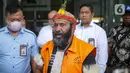 “Hari ini penyerahan P21 dari penyidik kepada Jaksa tetapi saya mengajukan keberatan karena tempat persidangannya menurut fatwa Mahkamah Agung itu tempat sidang di Makassar,” kata Ricky. (Liputan6.com/Faizal Fanani)