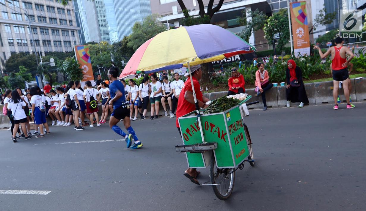Pedagang kaki lima (PKL) tumpah ruah saat Car Free Day di kawasan Senayan, Jakarta, Minggu (8/10). Mereka kebanyakan berjualan makanan, minuman, serta barang kebutuhan rumah tangga. (Liputan6.com/Fery Pradolo)