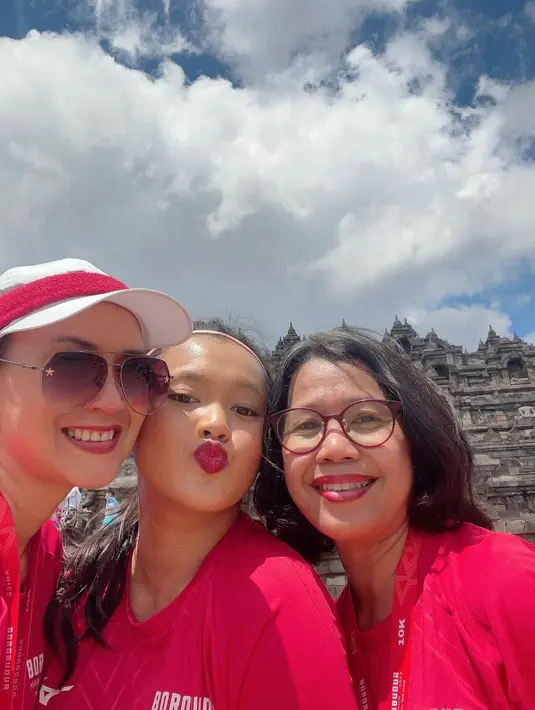 Penampilan pemeran Karmila dalam sinetron Para Pencari Tuhan Jilid 16 itu mendapat banyak pujian dari warganet.  [Instagram/irawbw]