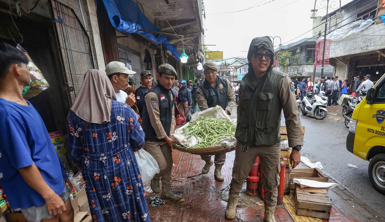 Kegiatan tersebut merupakan bagian dari penataan dan penertiban kawasan eks Pasar Bogor yang tengah dilakukan oleh Pemerintah Kota (Pemkot) Bogor. Tampak dalam foto, personel Satpol PP Kota Bogor saat melakukan penertiban Pedagang Kaki Lima (PKL) di Eks Pasar Bogor, Jawa Barat, Rabu (25/3/2026). (merdeka.com/Arie Basuki)