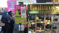 Pengunjung membeli produk kecantikan dan kesehatan saat kampanye B16 Anniversary Salebration di Mall Kelapa Gading 3, Jakarta (1/10/2022). (Liputan6.com)