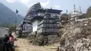 Seorang pemandu beristirahat di Khumbu Lembah di wilayah Everest di Nepal dalam gambar ini diambil tanggal 9 April 2016. (REUTERS/Antoni Slodkowski)