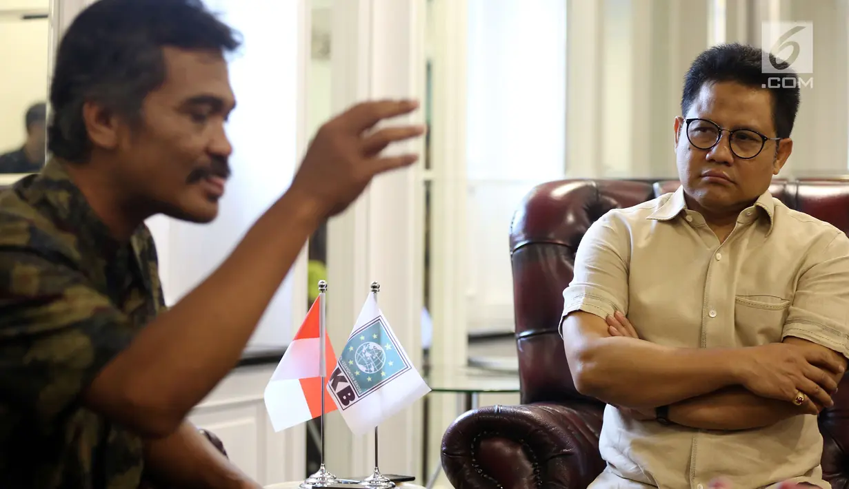 Ketua Umum PKB, Muhaimin Iskandar mendengarkan keluhan pewakilan petani tembakau di DPP PKB, Jakarta, Kamis (9/11). Para petani meminta untuk mengawal aspirasi mereka agar pemerintah mengurungkan rencana menaikkan cukai rokok. (Liputan6.com/Johan Tallo)