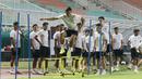 Pemain Timnas Indonesia, Rizky Ridho, mengikuti sesi latihan jelang laga melawan Curacao di Stadion Pakansari, Bogor, Senin (26/9/2022). (Bola.com/M Iqbal Ichsan)