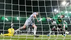 Pemain Istanbul Basaksehir Enzo Crivelli mencetak gol ke gawang Borussia Moenchengladbach pada laga Grup J Liga Europa di Moenchengladbach, Jerman, Kamis (12/12/2019). Moenchengladbach gagal ke fase gugur setelah kalah 1-2 dari Basaksehir. (AP Photo/Martin Meissner)
