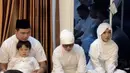 Fuji tampak mengenakan gamis putih dengan lengan kerut di bagian bawah. Dipadukan kerudung warna senada. [@fuji_an]