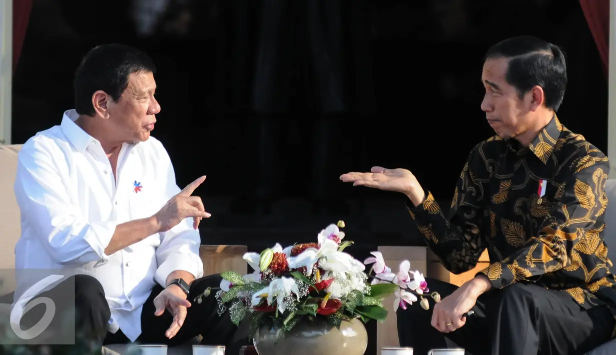 Jokowi mengajak Duterte berbincang di beranda belakang Istana Negara, Jakarta, Jumat (9/9). Hanya pemimpin negara dengan hubungan dekatlah yang diajak berbincang di beranda belakang Istana oleh Jokowi. (Liputan6.com/ Faizal Fanani)