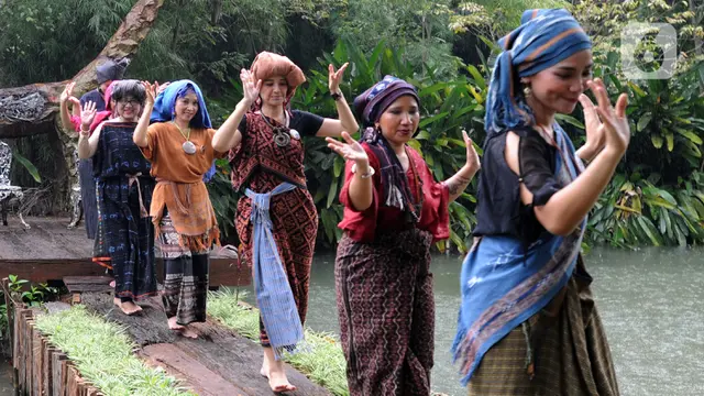 FOTO: Tarian dan Fashion Show Kain Tenun Tradisional Memperingati Hari Ibu