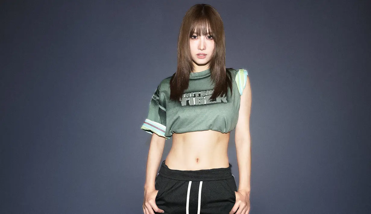 MOMO Twice tampil dalam balutan denim Jepang bergaya vintage (Onitsuka Tiger)