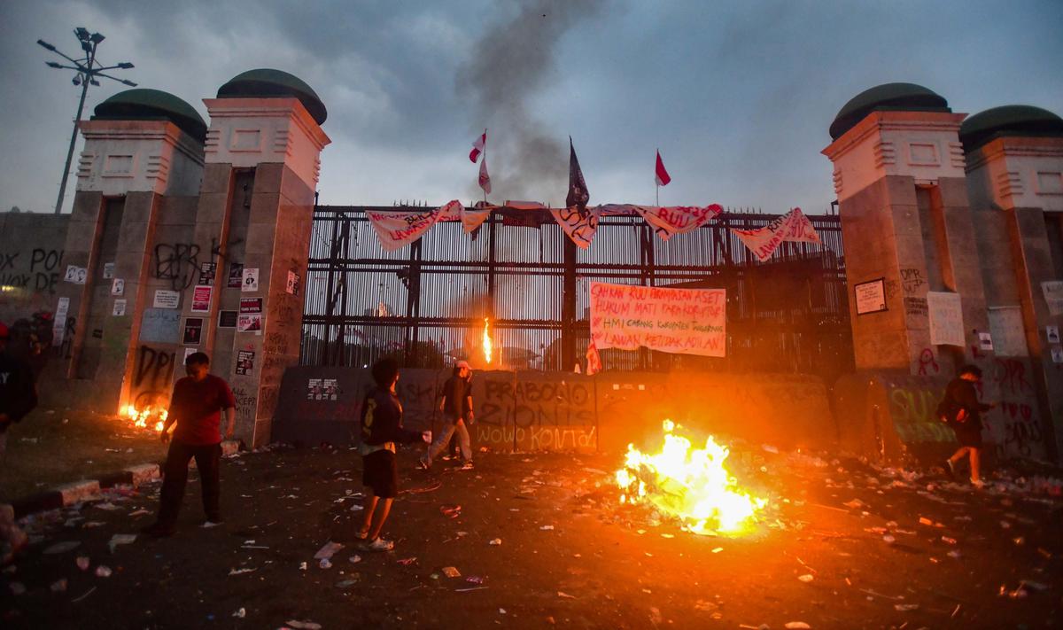 Water Cannon Bubarkan Massa di Gerbang DPR