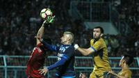 Cristian Gonzales gagal manfatkan peluang pada laga Arema vs Persib di Stadion Kanjuruhan, Malang, Sabtu (12/8/2017). (Bola.com/Iwan Setiawan)