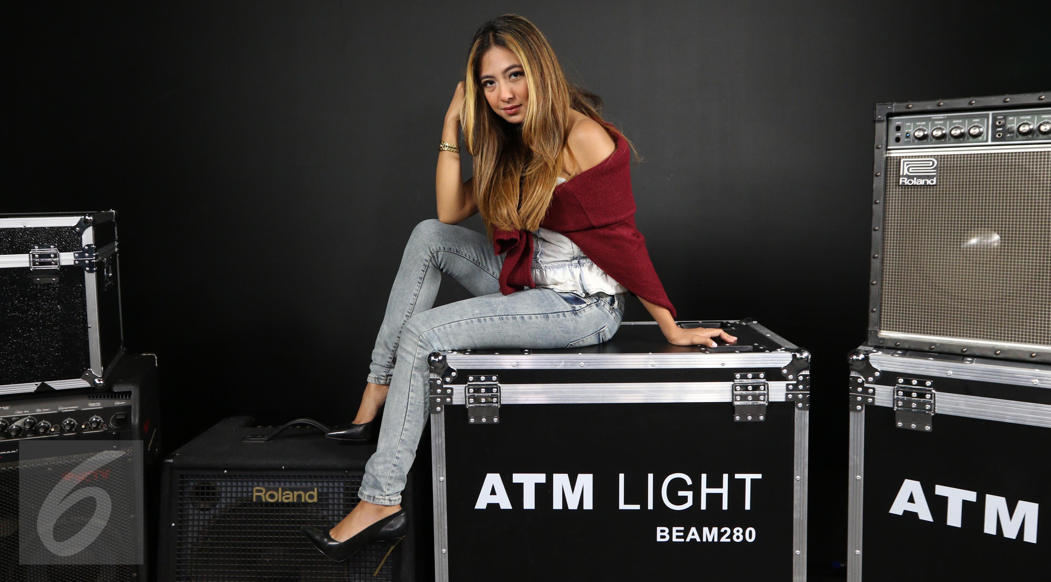 Aktris, penyanyi sekaligus pencipta lagu, Nadia Vega usai mengisi acara Akustik plus di Liputan6.com di Gedung SCTV Tower, Jakarta, Rabu (15/3). (Liputan6.com/Fatkhur Rozaq)