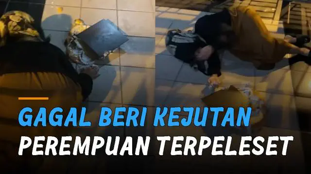 Seorang perempuan yang berada di depan dan membawa kue ulang tahun terpeleset hingga tersungkur jatuh ke lantai bersama kue ulang tahunnya.