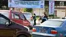 Sejumlah mobil mengantre untuk uji emisi gratis di Lapangan Gris Semarang, Selasa(23/4). Dinas Lingkungan Hidup  Perhubungan Kota Semarang  mengadakan uji emisi gratis untuk mendukung program biru langitku di wilayah Kota Semarang. (Liputan6.com/Gholib)