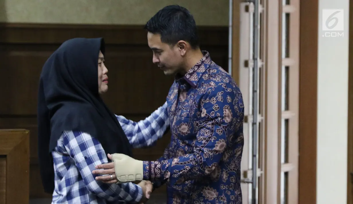 Gubernur nonaktif Jambi, Zumi Zola bersama salah satu kerabat usai sidang lanjutan dugaan gratifikasi dan suap di Pengadilan Tipikor Jakarta, Senin (17/9). Sidang menghadirkan 8 orang saksi dari unsur PNS dan DPRD Jambi. (Liputan6.com/Helmi Fithriansyah)