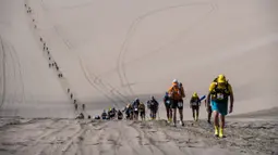 Peserta bersaing pada tahap kedua Half Marathon des Sables di Gurun Ica, Paracas, Peru, Selasa (3/12/2019). Para peserta harus menyelesaikan rute sejauh 109 Km. (Martin BUREAU/AFP)