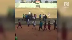 Seorang wasit bernasib nahas karena menjadi bulan-bulanan pemain dan penonton dua klub di Purwodadi.