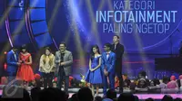 Perwakilan Halo Selebriti memberikan sambutan saat meraih penghargaan di SCTV Awards 2015, Jakarta, Sabtu (28/11/2015). Halo Selebriti menjadi Pemenang Kategori Nominasi Infotainment Lebar Paling Ngetop. (Liputan6.com/Helmi Afandi)