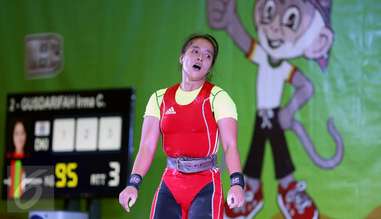 Lifter DKI Jakarta, Irma C Gusdarifah mengekspresikan kekecewaan usai gagal melakukan angkatan clean and jerk kelas 58kg PON XIX Jabar di Gymnasium Si Jalak Harupat, Kab Bandung, Rabu (21/9). Irma meraih perunggu. (Liputan6.com/Helmi Fithriansyah)