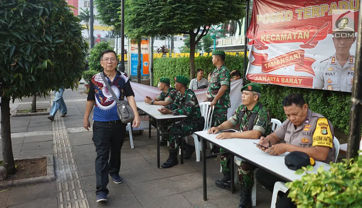 Personel TNI dan Polri berjaga di Posko Terpadu kawasan Glodok, Jakarta, Selasa (21/5). Rampungnya rekapitulasi suara Pemilu 2019 membuat pengamanan di sejumlah titik strategis turut diperketat. (Liputan6.com/Immanuel Antonius)