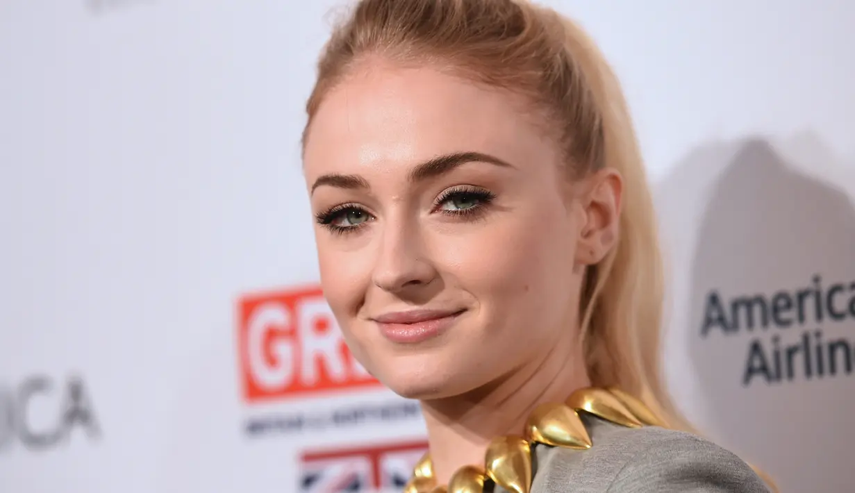 Sophie Turner mulai menjalin hubungan dengan personel Jonas Brothers, Joe Jonas sejak November 2016 dan pada Oktober 2017, keduanya mengumumkan pertunangan. Pada 1 Mei 2019 keduanya melangsungkan pernikahan di Las Vegas usai menghadiri perhelatan Billboard Music Awards (Kapanlagi/AFP)