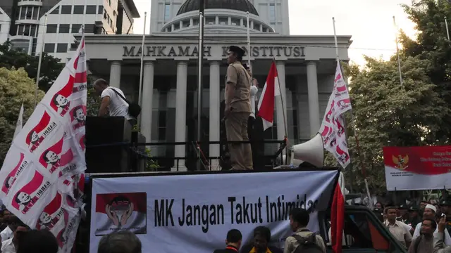 Ilustrasi aksi demo di depan Gedung MK