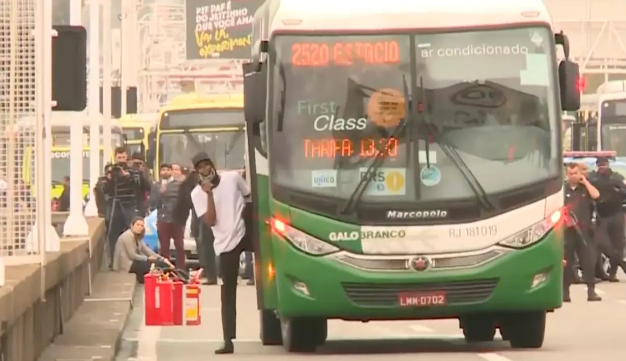 Seorang pria bersenjata menyandera puluhan orang dalam bus di sebuah jembatan yang menghubungkan Kota Niteroi dengan Rio de Janeiro, Brasil, Selasa (20/8/2019). Pria bersenjata tersebut kemudian ditembak mati oleh penembak jitu. (TV Globo via AP)
