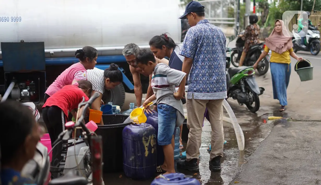 Warga mengisi air bersih ke dalam galon, jeriken, dan ember di kawasan Cipayung, Jakarta Timur, Rabu (20/11/2019). Hingga kini masyarakat terdampak masih mengandalkan bantuan pasokan air bersih yang disediakan Pemprov DKI Jakarta. (Liputan6.com/Immanuel Antonius)