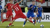 Pemain Italia, Ciro Immobile, berusaha melewati pemain Makedonia Utara pada laga Grup C Kualifikasi Euro 2024 di Tose Proeski Arena, Makedonia Utara, Minggu (10/9/2023). (AP Photo/Boris Grdanoski)