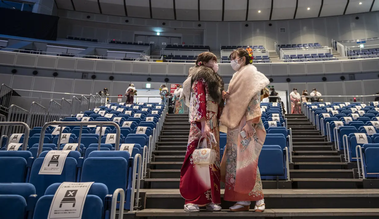 Wanita berusia 20 tahun mengenakan kimono menghadiri upacara perayaan "Coming-of-Age Day" dalam keadaan darurat karena pandemi Covid-19 coronavirusdi Yokohama Arena di Yokohama (11/1/2021). (AFP/Philip Fong)