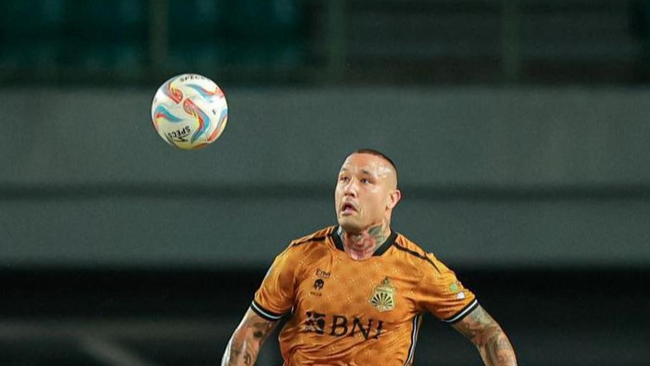 Radja Nainggolan, berusaha mengambil kontrol bola saat melawan Persita Tangerang usai menggantikan Muhammad Ragil.