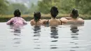 Ryan Delon, Sharena Gunawan, dan kedua anaknya asyik menikmati kolam renang dengan pemandangan yang indah. (Foto: Instagram/@tail_wagging)