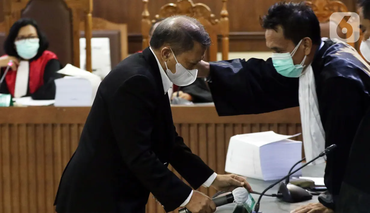 Terdakwa dugaan korupsi pengadaan tiga unit QCC PT Pelindo II 2010, Richard Joost Lino (tengah) saat sidang pembacaan tuntutan, Pengadilan Tipikor Jakarta, Kamis (11/11/2021). RJ Lino dituntut pidana penjara 6 tahun, denda Rp500 juta subsider 6 bulan kurungan. (Liputan6.com/Helmi Fithriansyah)