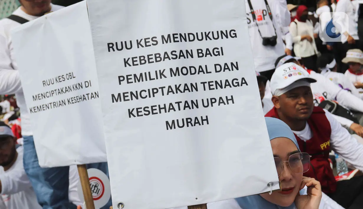 Aksi damai menolak RUU Kesehatan Omnibuslaw ini melibatkan lima organisasi profesi. (Liputan6.com/Herman Zakharia)