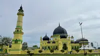 Masjid Azizi terletak di Jalan Masjid, Tanjung Pura, Kabupaten Langkat, dan merupakan satu-satunya bangunan peninggalan Kesultanan Langkat (Reza Efendi/Liputan6.com)