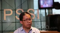 Plt. Sekjen PSSI, Djoko Driyono memberikan informasi terkait penunjukan dirinya menggantikan Ade Welington di Kantor PSSI, Jakarta (12/4/2017). (Bola.com/Nicklas Hanoatubun)