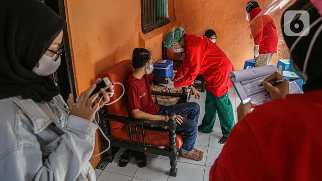 Vaksinasi COVID-19 Secara Dari Rumah ke Rumah di Bogor