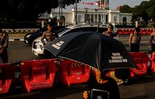 FOTO: Aksi Kamisan Terakhir di Pemerintahan Jokowi, Aktivis Bacakan Surat Penuh Kekecewaan
